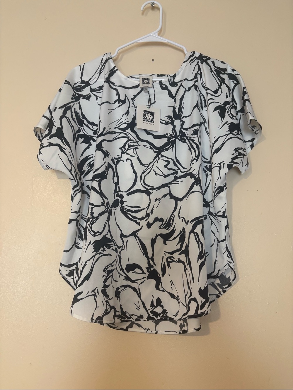 Anne Klein Black & White Abstract Floral Short Sleeve Blouse